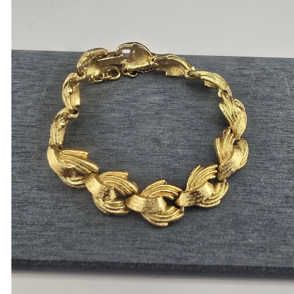 Vintage Monet Bracelet Gold Tone Estate Textured Leaf Link Safety Chain 6.75"